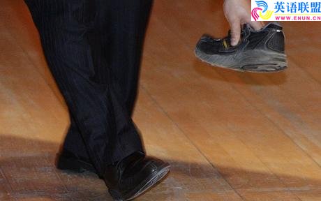 Shoe thrown at Chinese Prime Minister